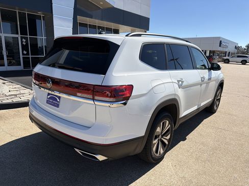 Used 2024 Volkswagen Atlas SE image 3