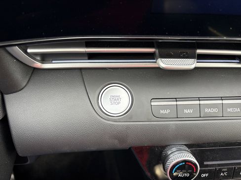 Used 2025 Hyundai Elantra Limited image 15