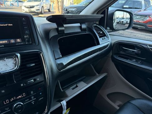Used 2016 Chrysler Town & Country Touring FWD image 58