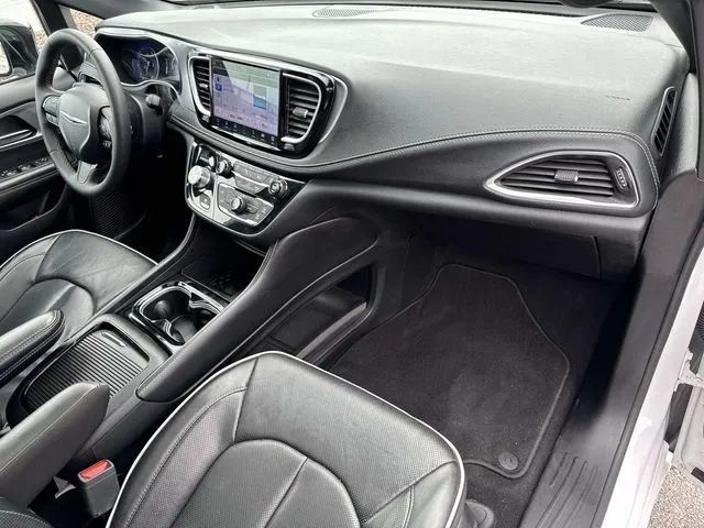 Used 2025 Chrysler Pacifica Limited FWD image 27