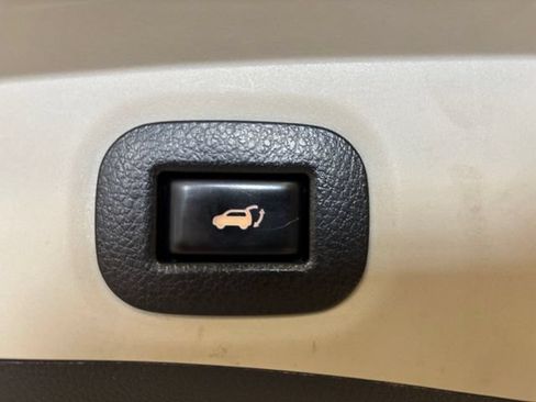 Used 2018 Nissan Rogue SV w/ Premium Package AWD/4WD image 27