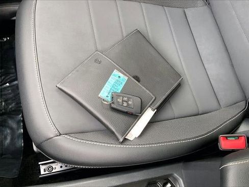 Used 2023 Volkswagen Taos SE w/ Panoramic Sunroof Package image 11