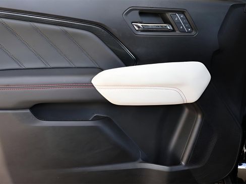 Used 2024 GMC Canyon AT4X image 11