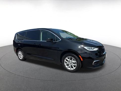 Used 2024 Chrysler Pacifica Touring-L FWD image 2