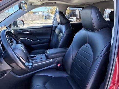 Used 2023 Toyota Highlander XLE image 17