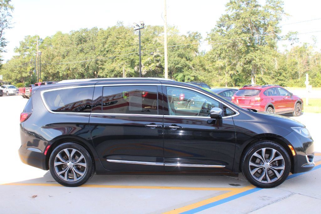 Used 2017 Chrysler Pacifica Limited w/ Tire & Wheel Group FWD image 2