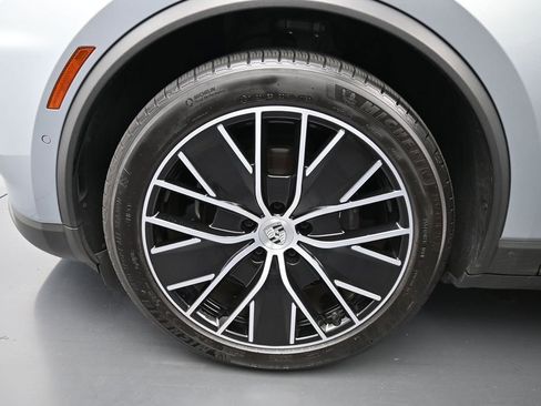 Certified 2025 Porsche Macan Electric RWD image 9