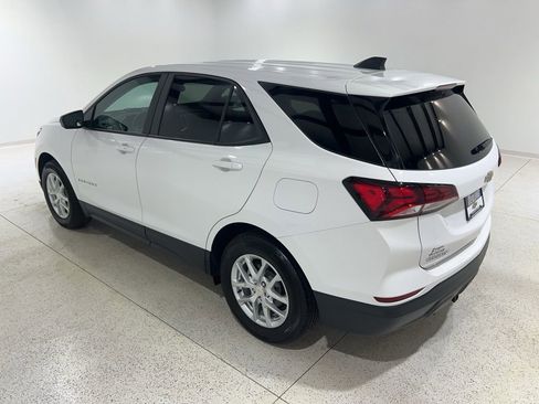 Used 2023 Chevrolet Equinox LS w/ LS Convenience Package FWD image 3