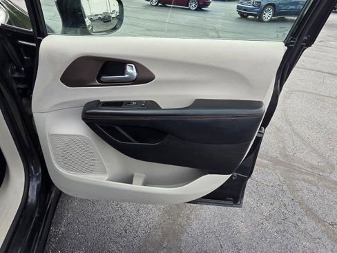 Used 2017 Chrysler Pacifica Touring-L Plus w/ Advanced Safetytec Group FWD image 22