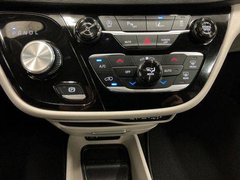 Used 2024 Chrysler Pacifica Touring-L FWD image 22