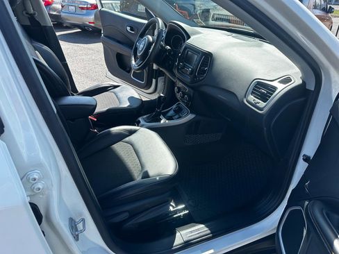 Used 2018 Jeep Compass Latitude w/ Cold Weather Group AWD/4WD image 18