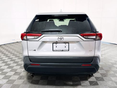 Used 2022 Toyota RAV4 LE FWD image 4