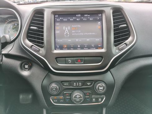 Used 2019 Jeep Cherokee Trailhawk w/ Comfort & Convenience Group AWD/4WD image 3