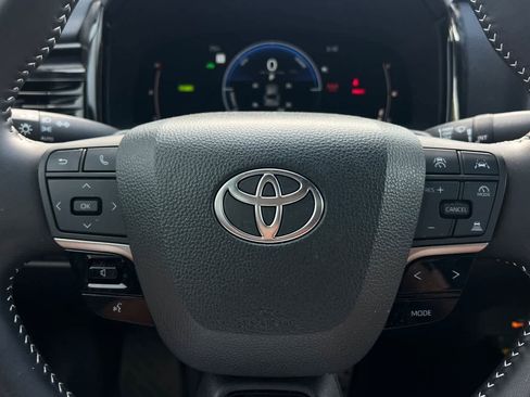 Used 2025 Toyota Camry SE image 24