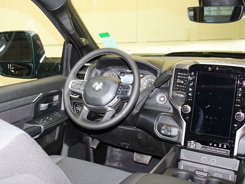 New 2026 RAM 2500 Big Horn AWD/4WD image 13