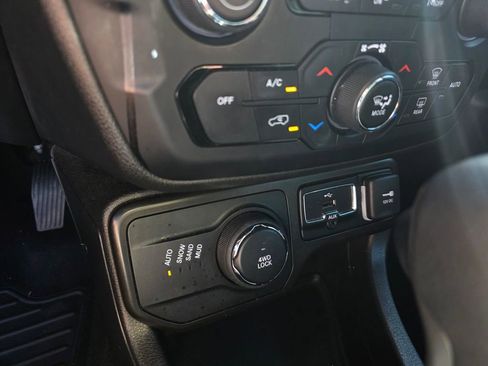 Used 2021 Jeep Renegade Latitude w/ Luxury Group II AWD/4WD image 18