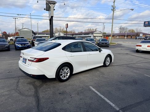 Used 2025 Toyota Camry LE image 7