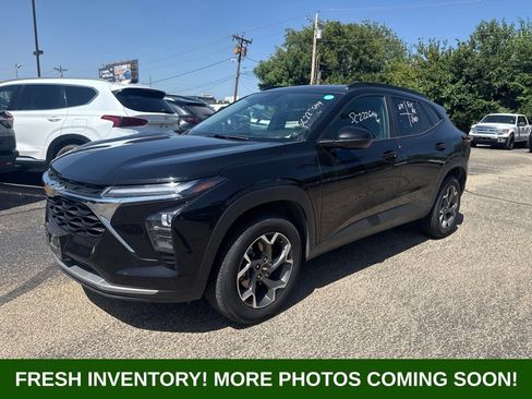 Used 2025 Chevrolet Trax LT FWD image 5
