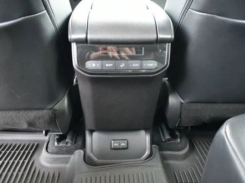 Used 2022 Toyota Highlander XLE image 12