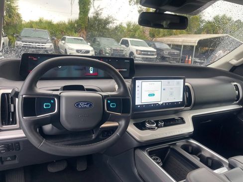 Used 2025 Ford Expedition Active AWD/4WD image 16