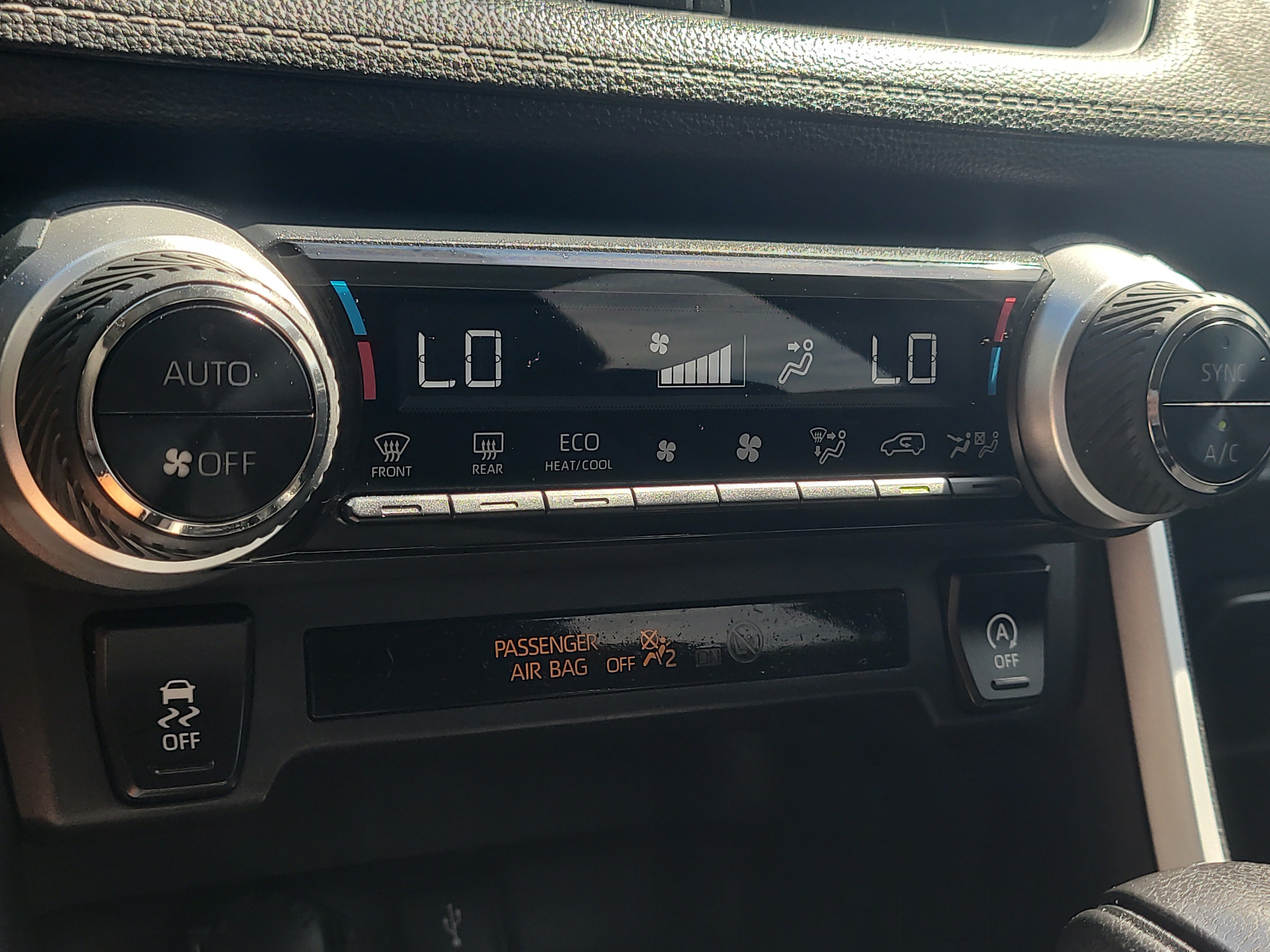 Used 2021 Toyota RAV4 XLE w/ Convenience Package FWD image 27
