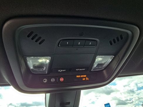 Used 2023 Chevrolet Traverse LT w/ Rear Camera Mirror Package image 31