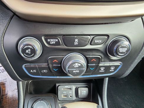 Used 2016 Jeep Cherokee Limited image 19