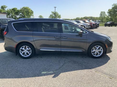 Used 2018 Chrysler Pacifica Touring-L Plus w/ Tire & Wheel Group FWD image 9