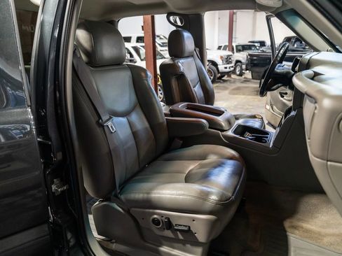 Used 2004 GMC Sierra 3500 SLT w/ Heavy-Duty Power Package AWD/4WD image 26