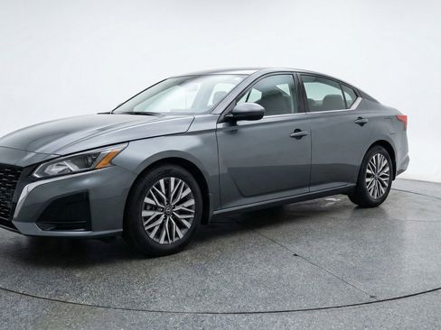 Used 2025 Nissan Altima 2.5 SV FWD image 3