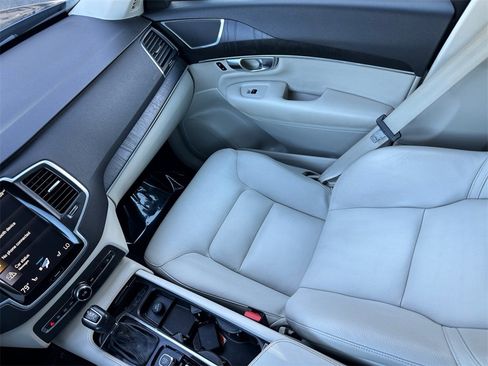 Used 2020 Volvo XC90 T6 Momentum w/ Protection Package image 25