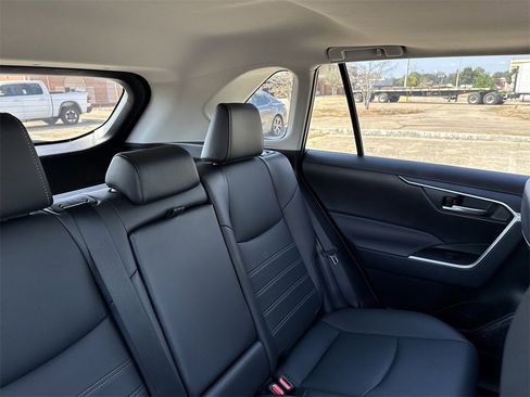 Used 2025 Toyota RAV4 XLE Premium image 33