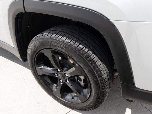 Used 2025 Jeep Grand Cherokee L Limited w/ Luxury Tech Group II AWD/4WD image 11