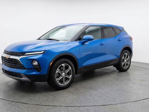 Used 2025 Chevrolet Blazer LT FWD image 3