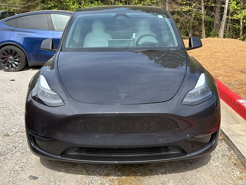 Used 2024 Tesla Model Y Long Range image 3