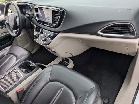 Used 2023 Chrysler Pacifica Touring-L FWD image 17