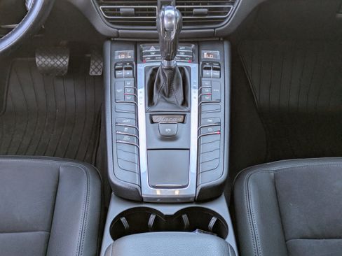 Used 2020 Porsche Macan image 21