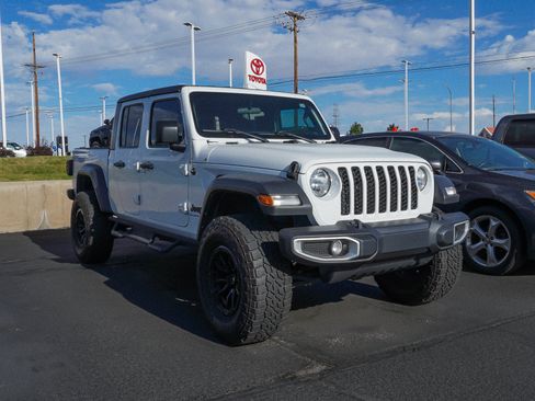 Used 2023 Jeep Gladiator Sport AWD/4WD image 2