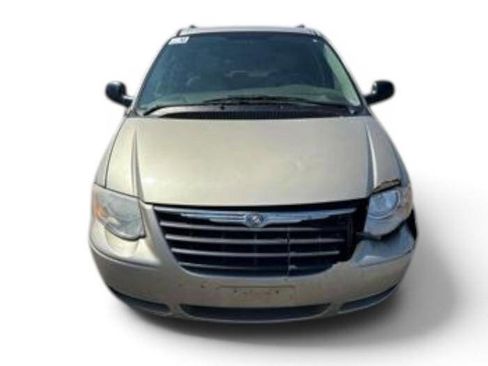 Used 2005 Chrysler Town & Country Touring w/ Leather Interior Group FWD image 9