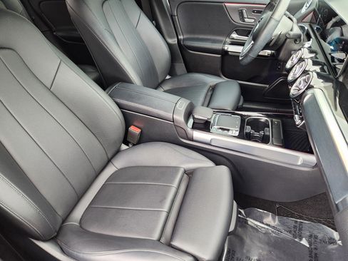 Used 2020 Mercedes-Benz GLB 250 image 8
