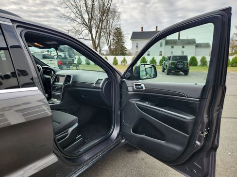Used 2018 Jeep Grand Cherokee Laredo image 32