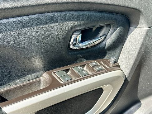 Used 2019 Nissan Titan SV w/ SV Convenience Package image 19
