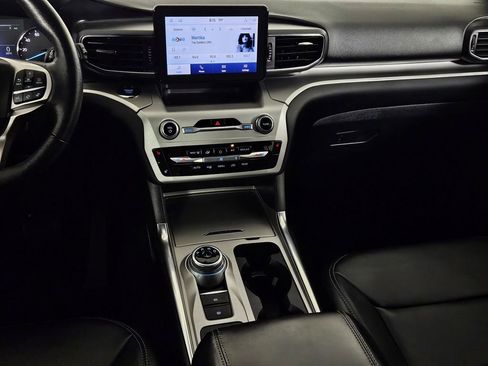 Used 2022 Ford Explorer XLT w/ Equipment Group 202A image 9