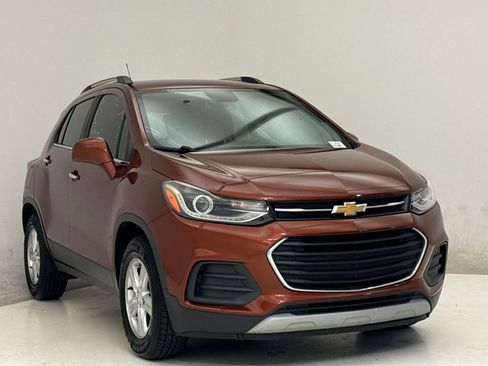 Used 2019 Chevrolet Trax LT w/ LT Convenience Package FWD image 4