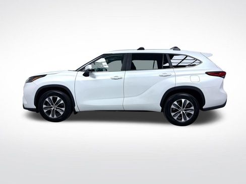 Used 2023 Toyota Highlander XLE AWD/4WD image 3