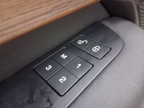 Used 2018 Land Rover Discovery HSE image 12