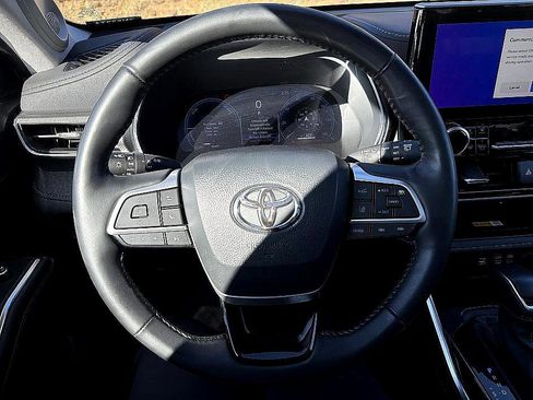 Used 2024 Toyota Highlander Platinum image 13