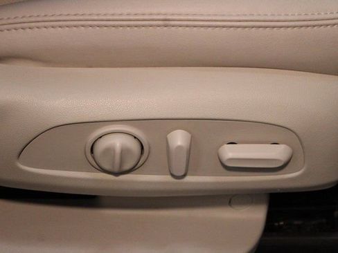 Used 2022 Buick Enclave Essence image 12