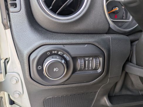 Used 2021 Jeep Wrangler Unlimited Sahara image 25