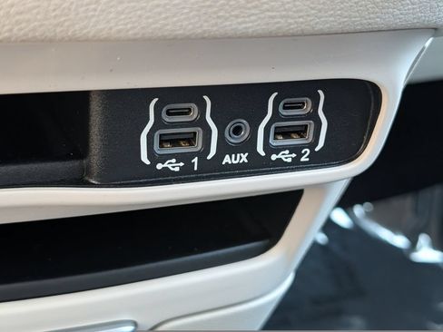 Used 2023 Chrysler Pacifica Touring-L FWD image 27